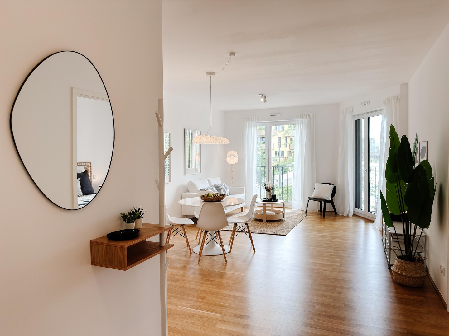 Wohnen am Wasser: Stilvolle 2-Zimmer-Wohnung mit Balkon, Wasserblick und Tiefgarage