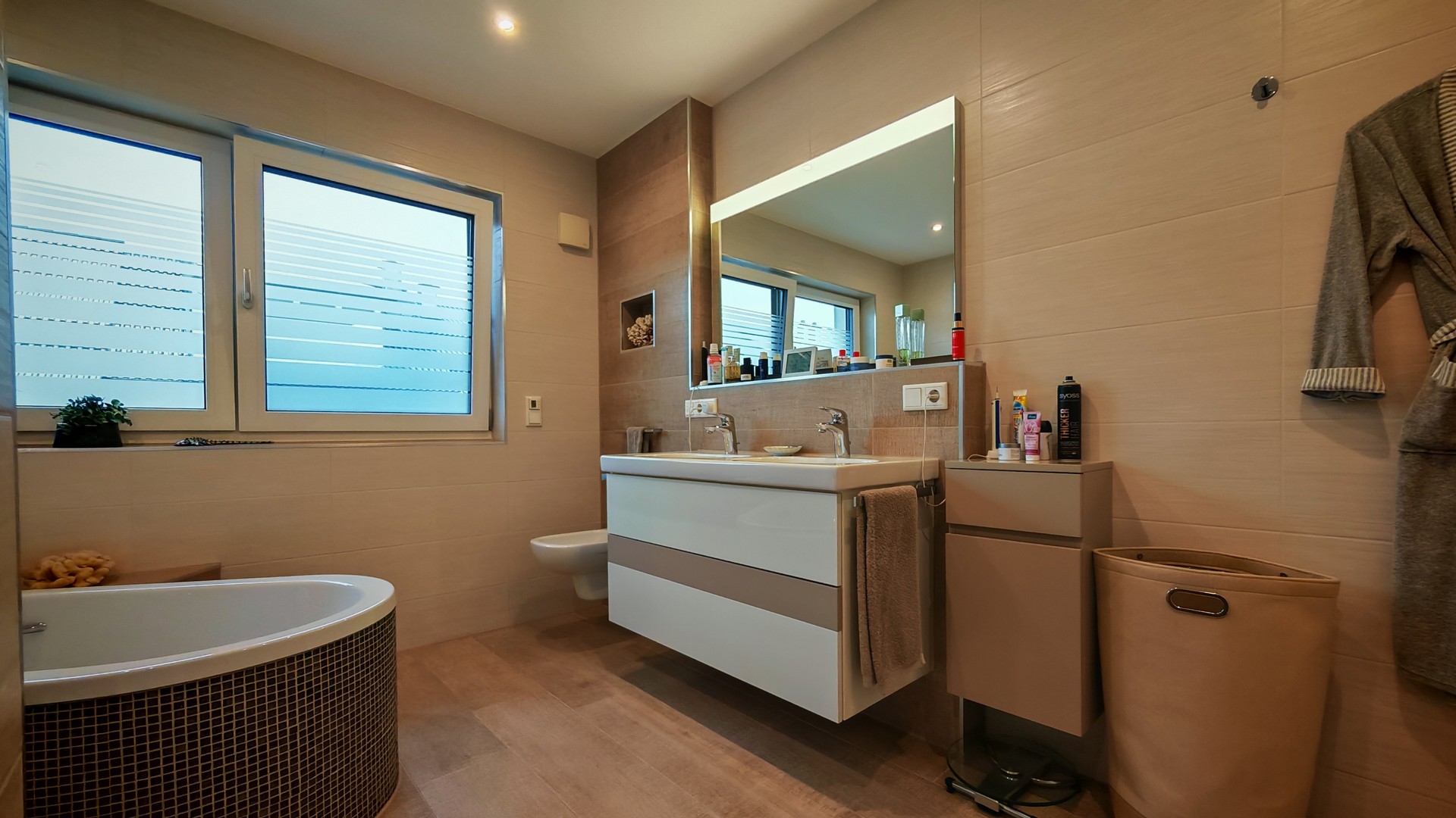 Zeitlose Eleganz trifft modernen Wohnkomfort – hochwertiges Reihenhaus mit exklusivem Interior – ALTDORF B. NUERNBERG – Vorschaubild 25