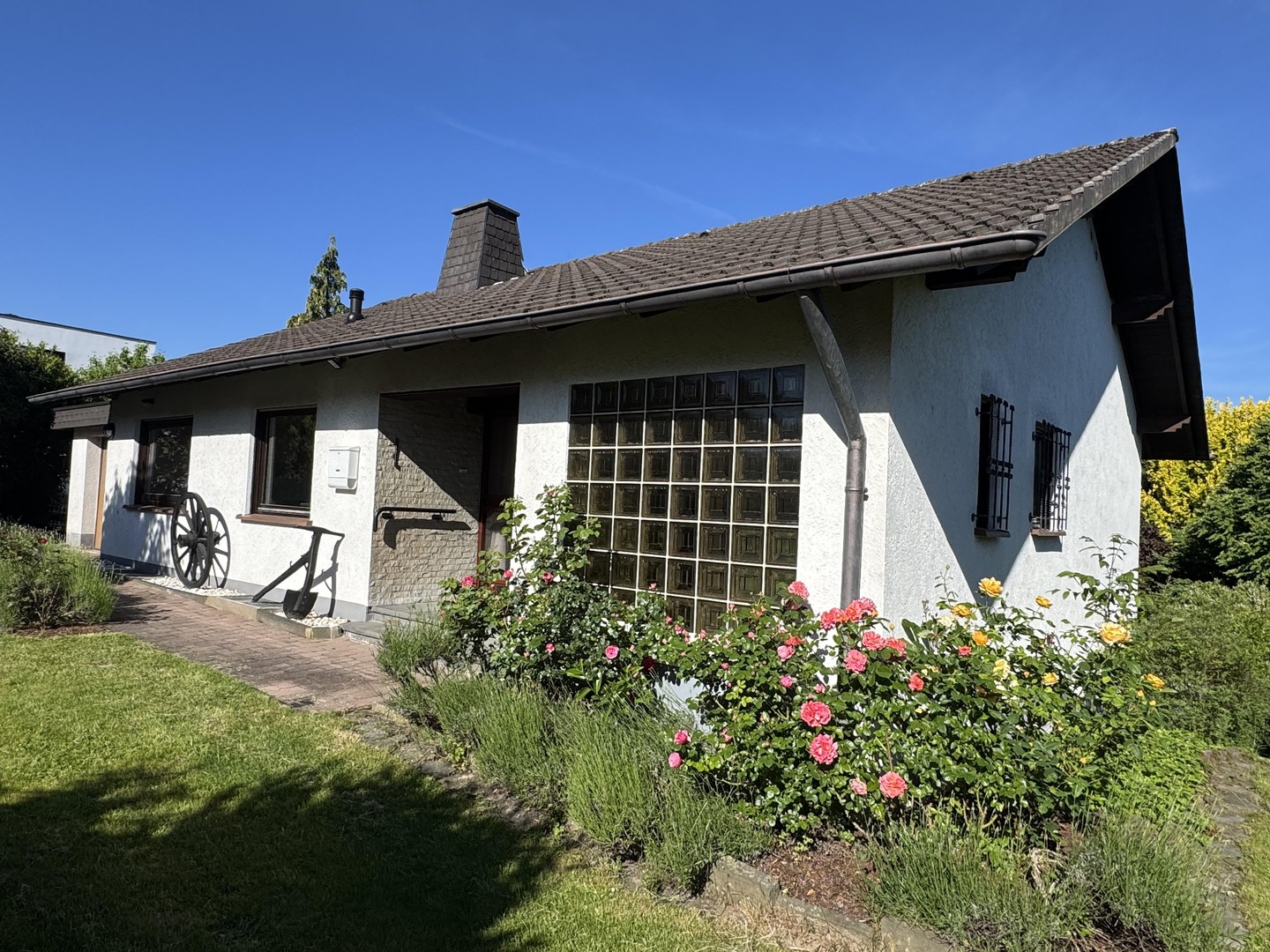 Gepflegtes Einfamilienhaus mit EBK, Balkon, schön angelegtem Garten und Aussicht – Waldbröl – Vorschaubild 2