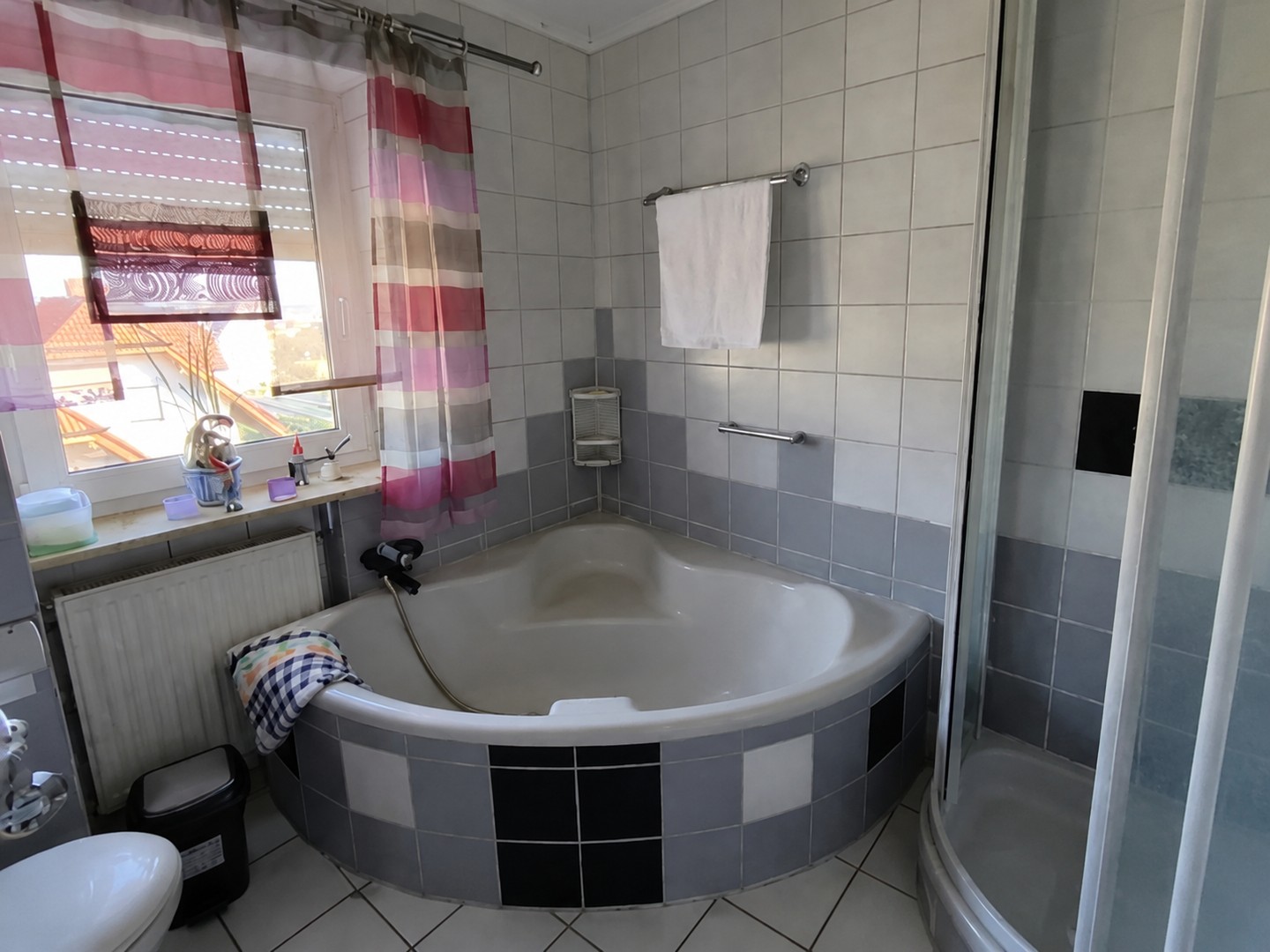 Charmante 4-Zimmer-Eigentumswohnung mit Balkon in ruhiger Lage – Hof – Vorschaubild 7