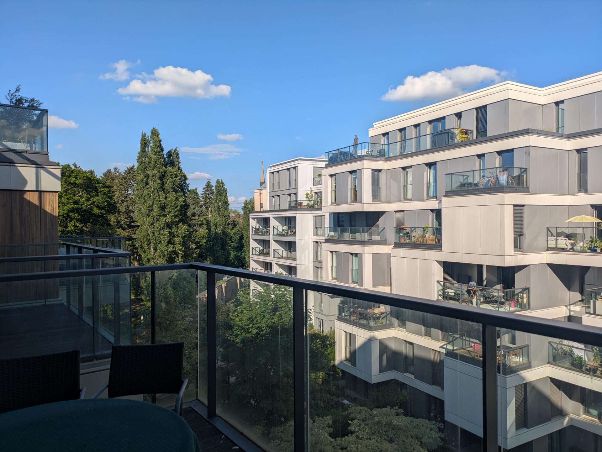 Modernes Wohnen in „The Garden“ – stilvolle 3-Zimmer-Wohnung mit Balkon – Berlin – Vorschaubild 4