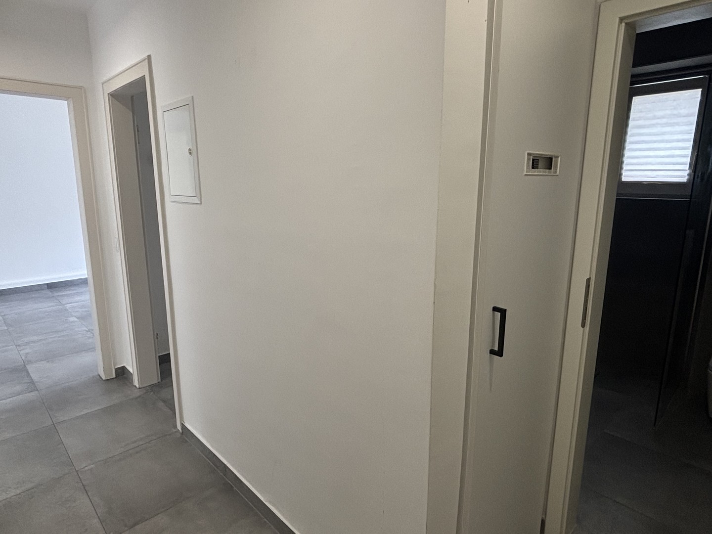 Modernisierte 3-Zimmer-Wohnung mit Balkon & Einbauküche in zentraler Lage von Mönchengladbach – Mönchengladbach – Vorschaubild 2