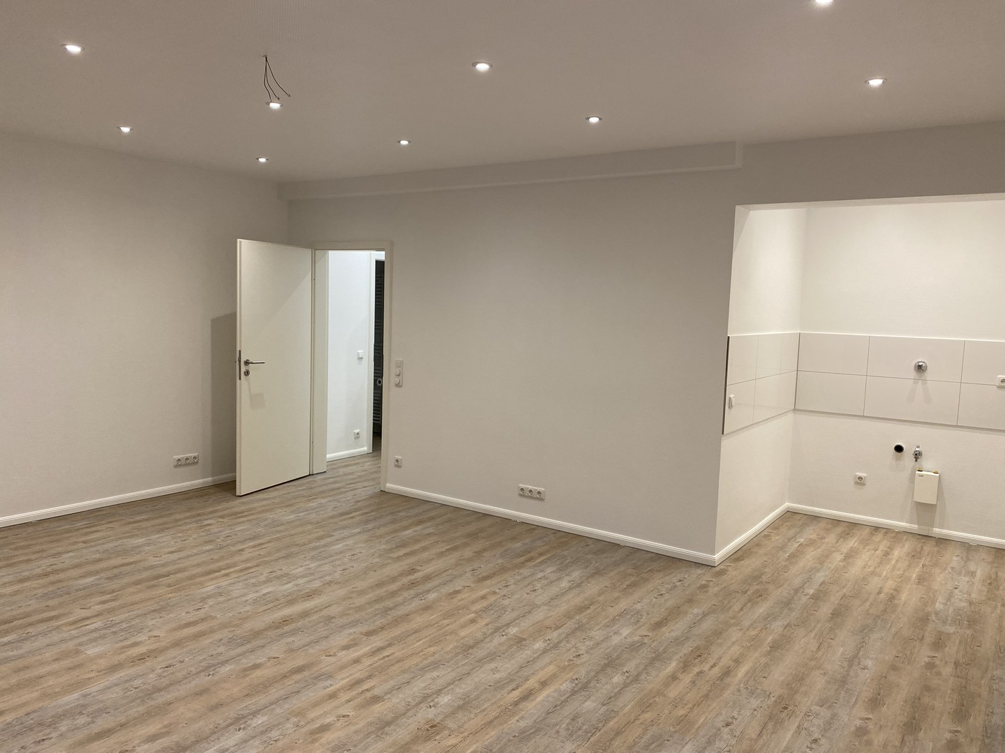 Kernsaniertes (2023) Appartment 3.OG, Fernwärme, lichtdurchflutet, LED-Strahler, Rheinhausen – Duisburg – Vorschaubild 2
