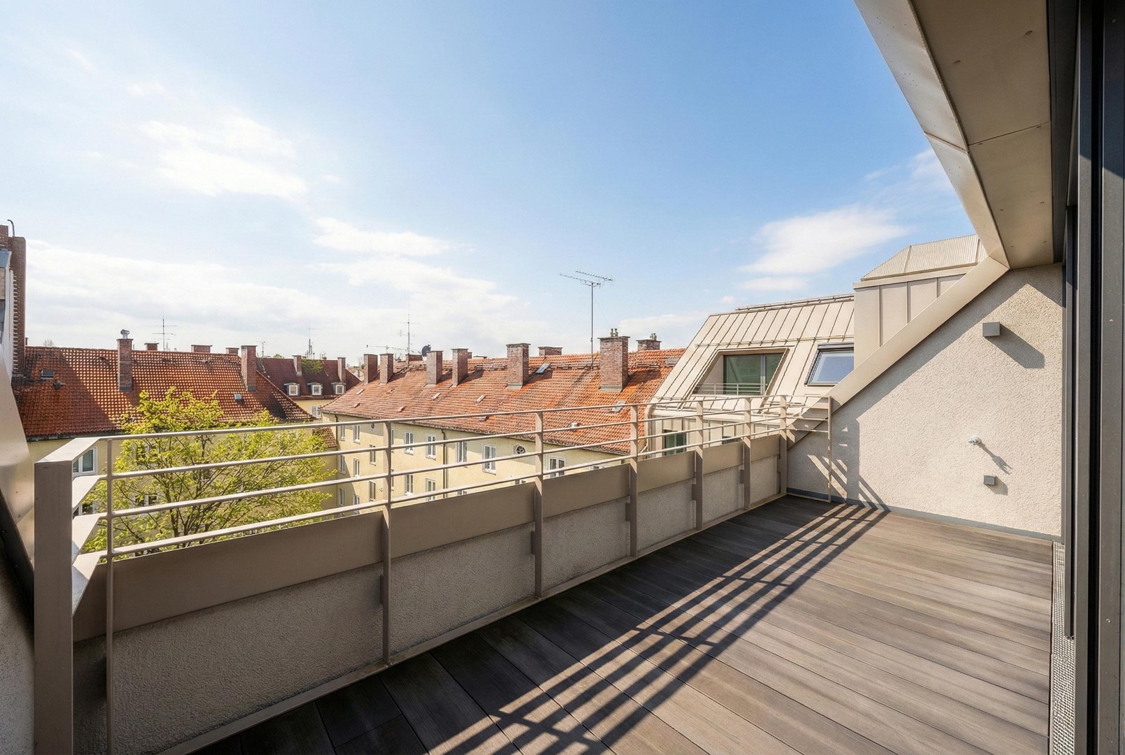 Einzigartige Dachgeschosswohnung mit herrlicher Süd-Dachterrasse zum ruhigen und grünen Innenhof – München – Vorschaubild 8