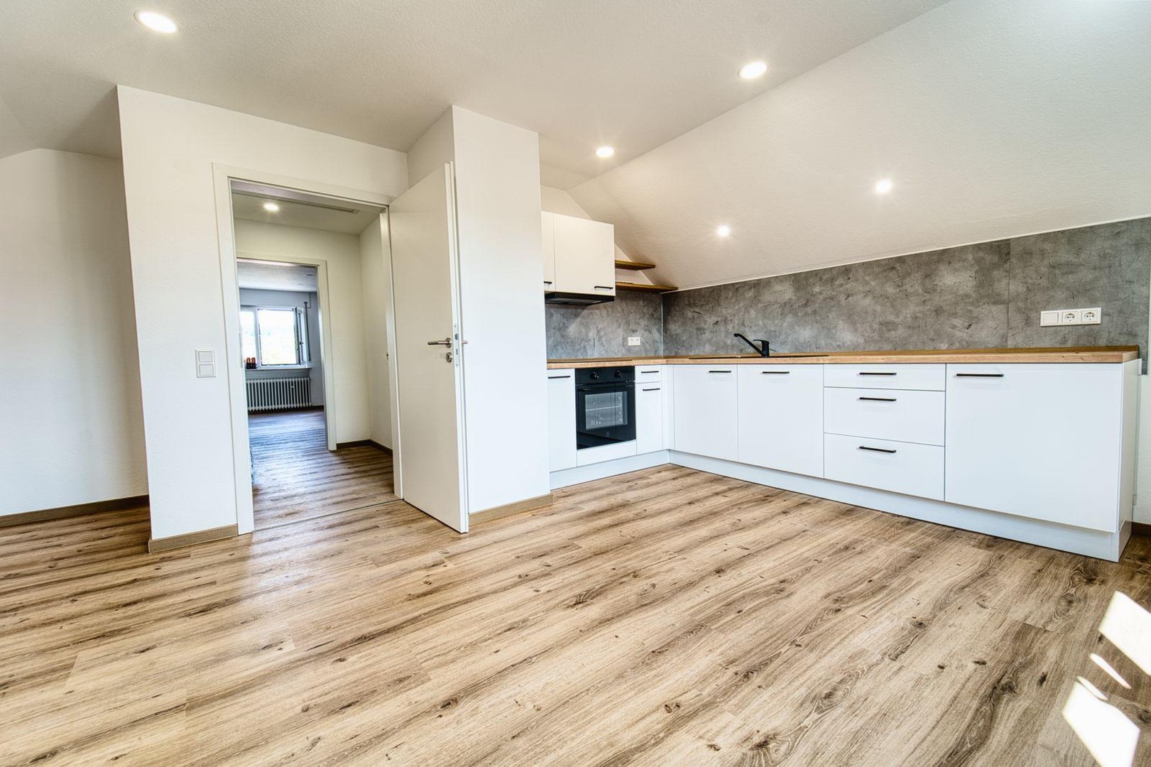Kernsanierte DG-Wohnung mit neuer Einbauküche zu vermieten – Kleinwallstadt – Vorschaubild 2