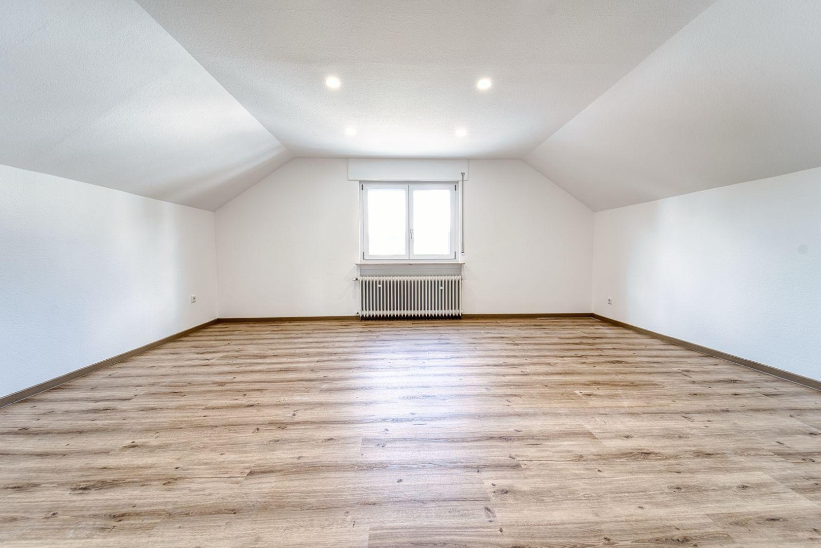 Kernsanierte DG-Wohnung mit neuer Einbauküche zu vermieten – Kleinwallstadt – Vorschaubild 4