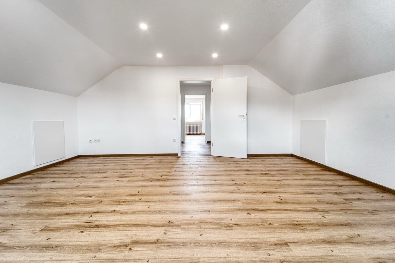 Kernsanierte DG-Wohnung mit neuer Einbauküche zu vermieten – Kleinwallstadt – Vorschaubild 5