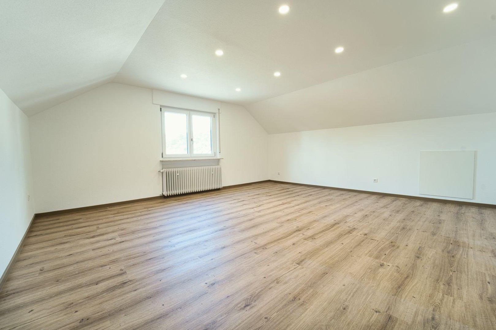 Kernsanierte DG-Wohnung mit neuer Einbauküche zu vermieten – Kleinwallstadt – Vorschaubild 6