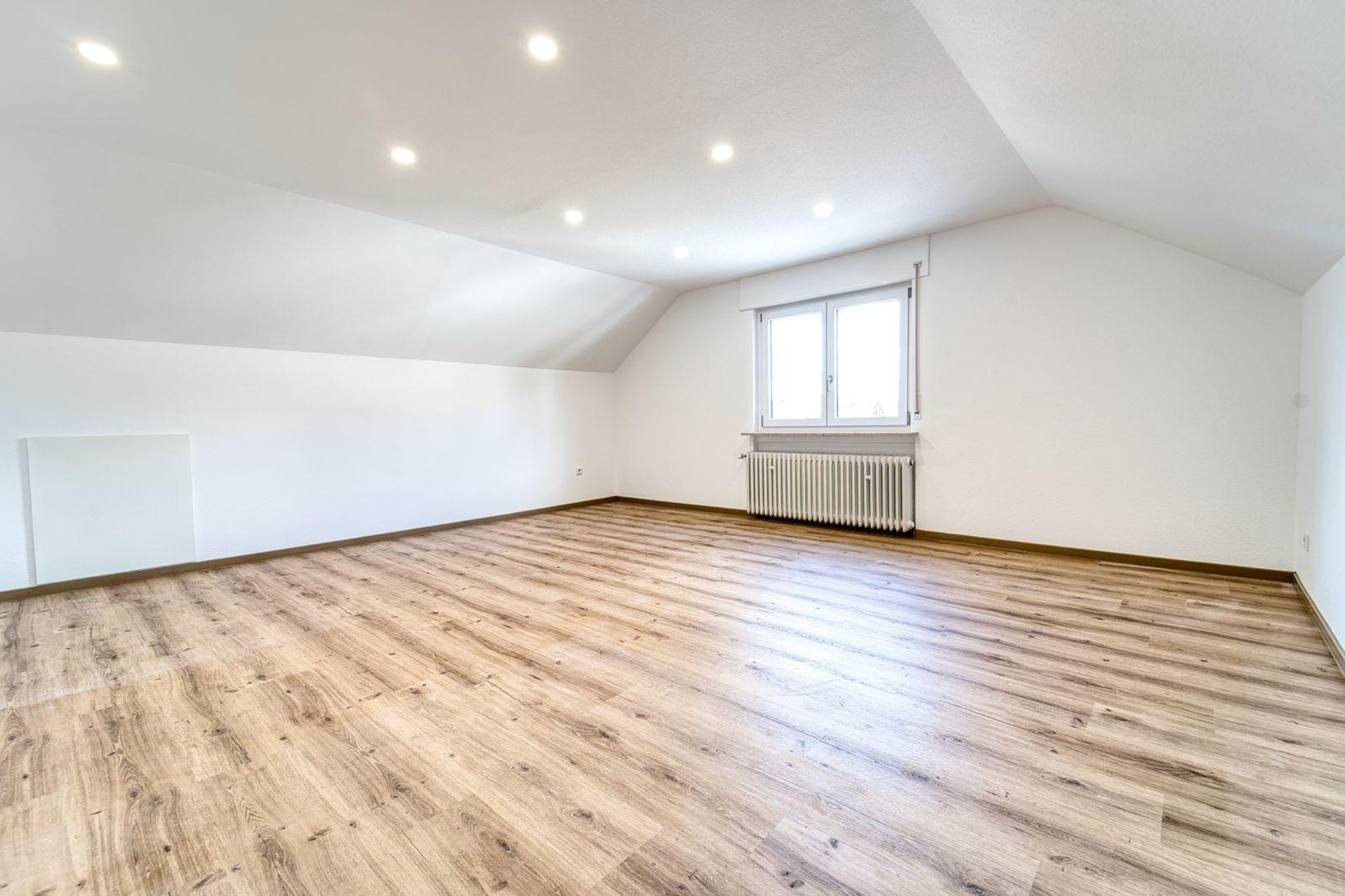 Kernsanierte DG-Wohnung mit neuer Einbauküche zu vermieten – Kleinwallstadt – Vorschaubild 7