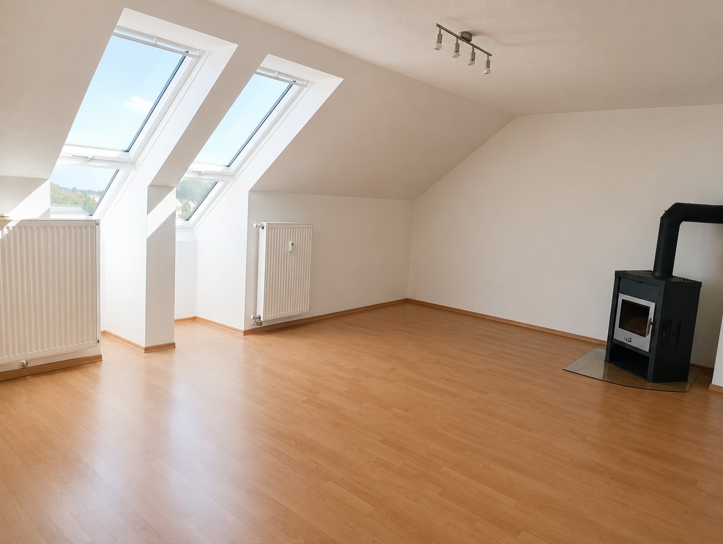 Elterlein: Sonnige 3-Zimmer-DG-Wohnung mit Kamin und Einbauküche in ruhiger Neubauanlage – Elterlein – Vorschaubild 2