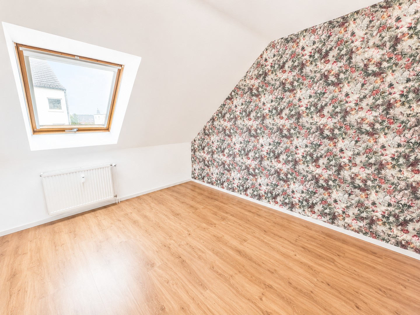 Exklusives Wohnen auf zwei Ebenen – moderne 5-Zimmer-Maisonette mit Balkon & eigener PV-Anlage – Dinslaken – Vorschaubild 2