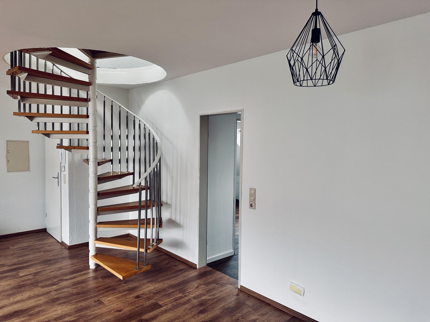 Exklusives Wohnen auf zwei Ebenen – moderne 5-Zimmer-Maisonette mit Balkon & eigener PV-Anlage – Dinslaken – Vorschaubild 3