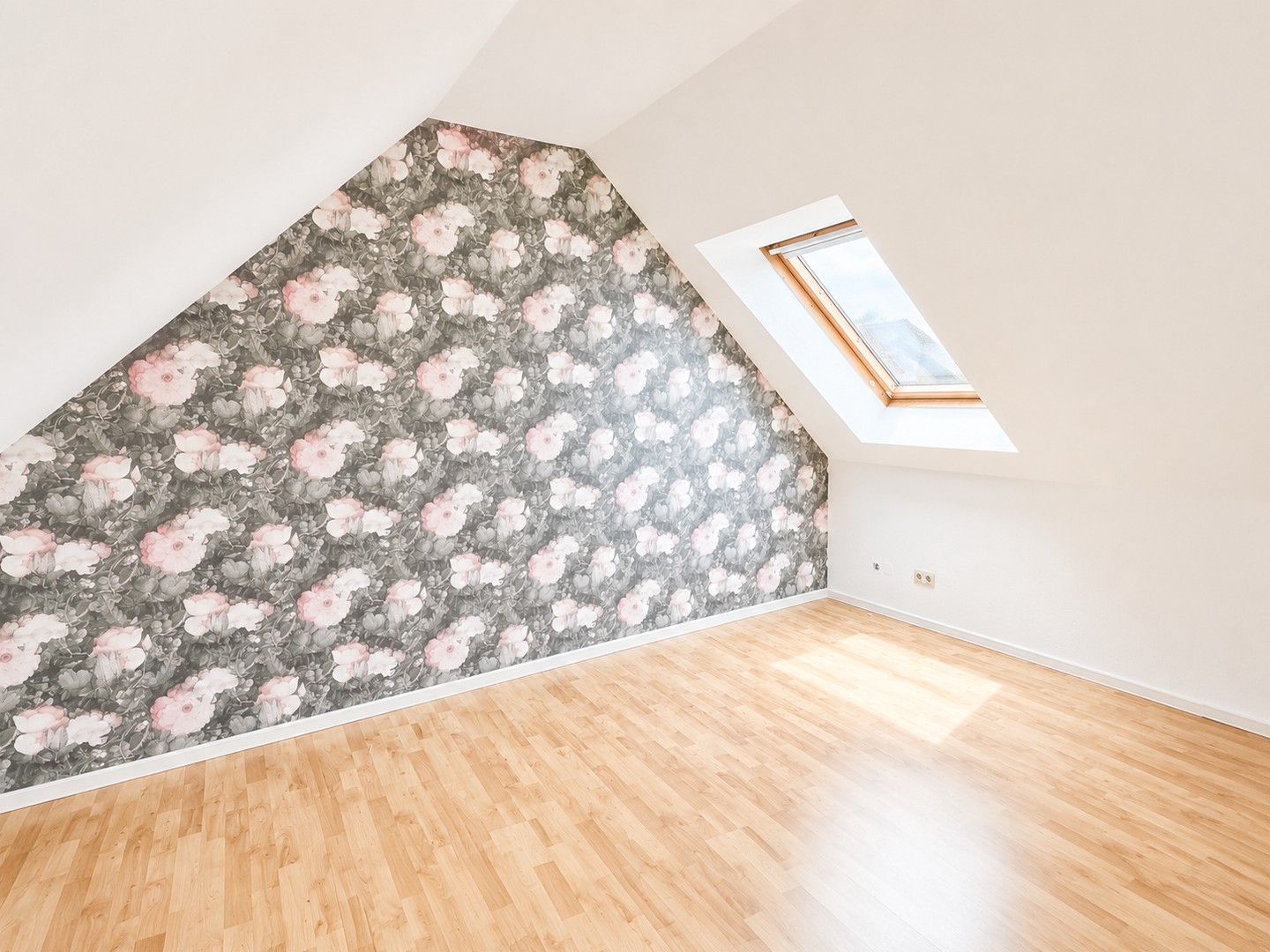 Exklusives Wohnen auf zwei Ebenen – moderne 5-Zimmer-Maisonette mit Balkon & eigener PV-Anlage – Dinslaken – Vorschaubild 8