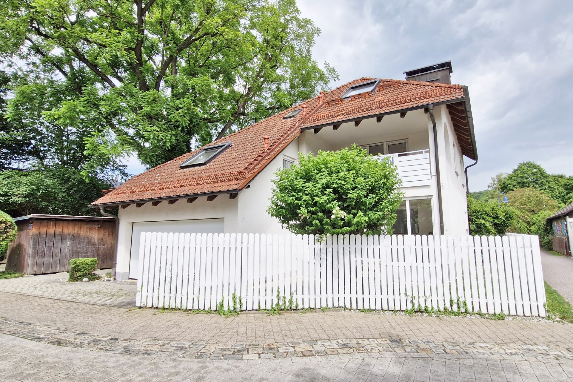 AIGNER- Herrsching - Schönes Einfamilienhaus mit Einliegerwohnung, nur 4 Gehminuten zum See – Herrsching – Bild 1 von 13
