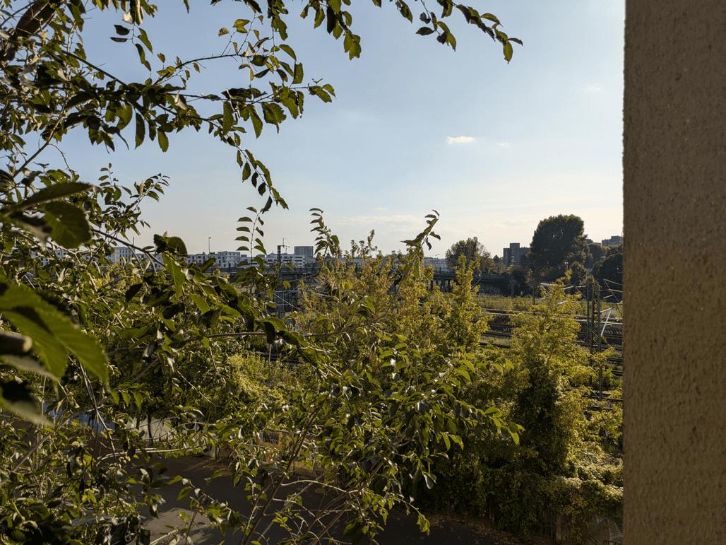 Attraktive, vermietete Altbauwohnung mit Balkon in Top-Lage