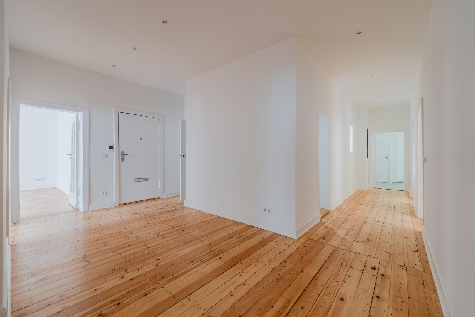 Repräsentativer Altbau in Bestlage: Frisch sanierte 4-Zimmer-Wohnung – bezugsfertig & provisionsfrei – Berlin – Bild 1 von 48