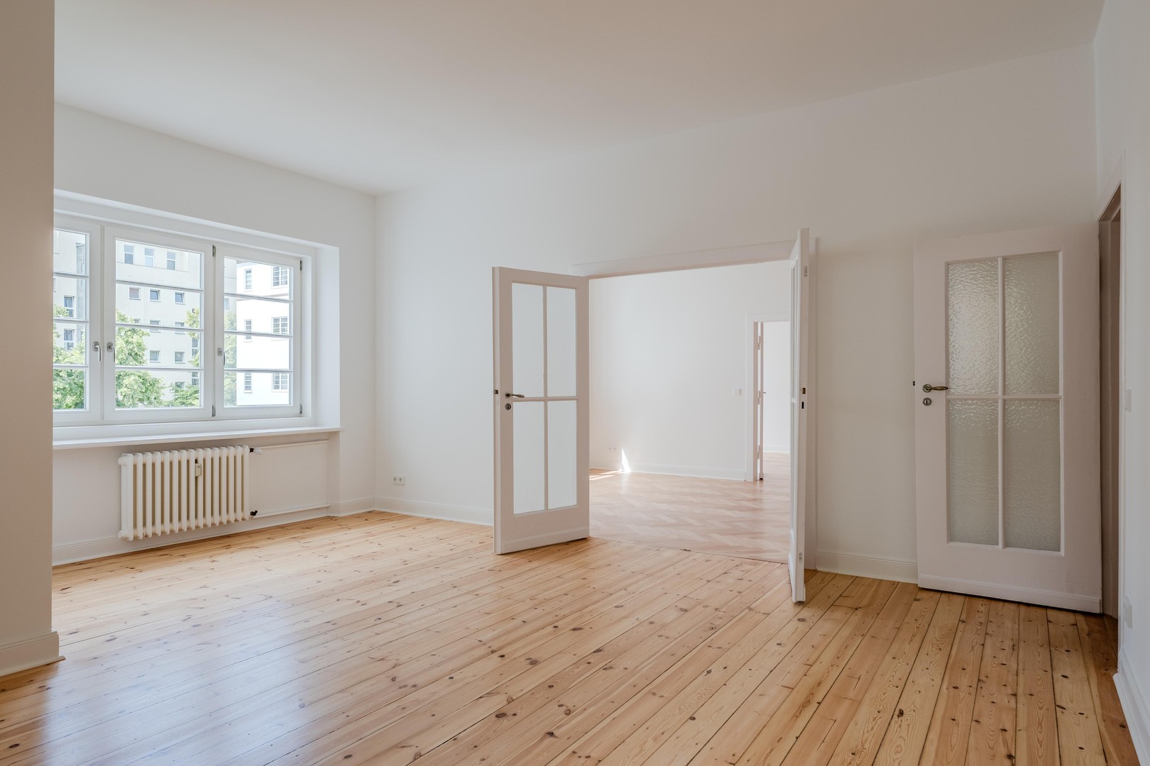 Repräsentativer Altbau in Bestlage: Frisch sanierte 4-Zimmer-Wohnung – bezugsfertig & provisionsfrei – Berlin – Vorschaubild 2