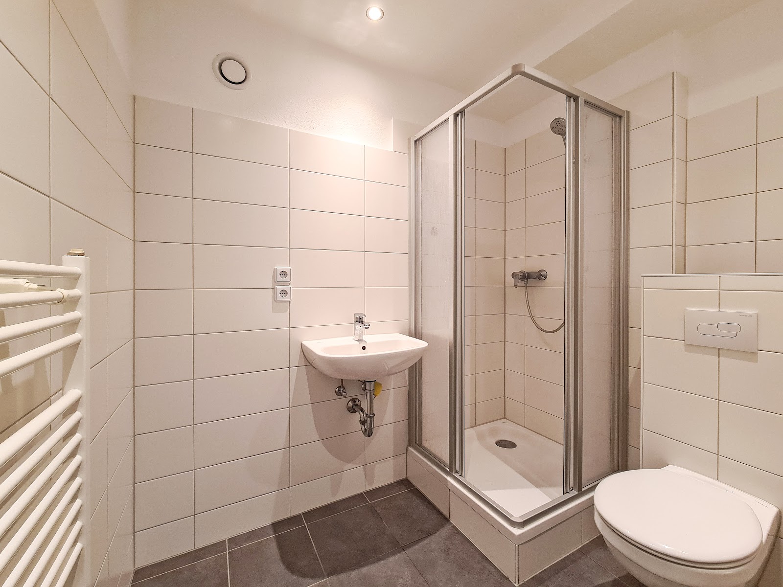 Komfortabel wohnen: Modernes Duschbad, Balkon und Stellplatz – sofort verfügbar!! – Freiberg – Vorschaubild 4