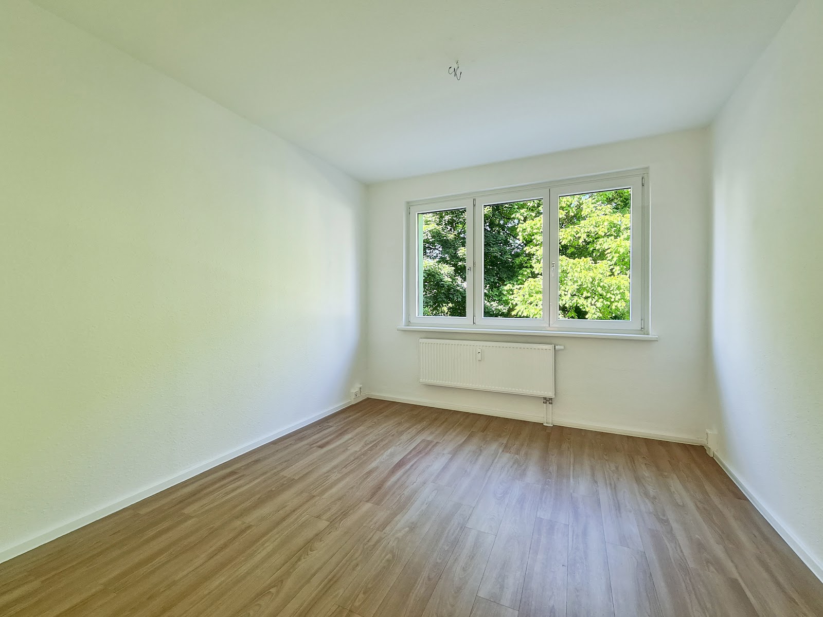 Komfortabel wohnen: Modernes Duschbad, Balkon und Stellplatz – sofort verfügbar!! – Freiberg – Vorschaubild 5