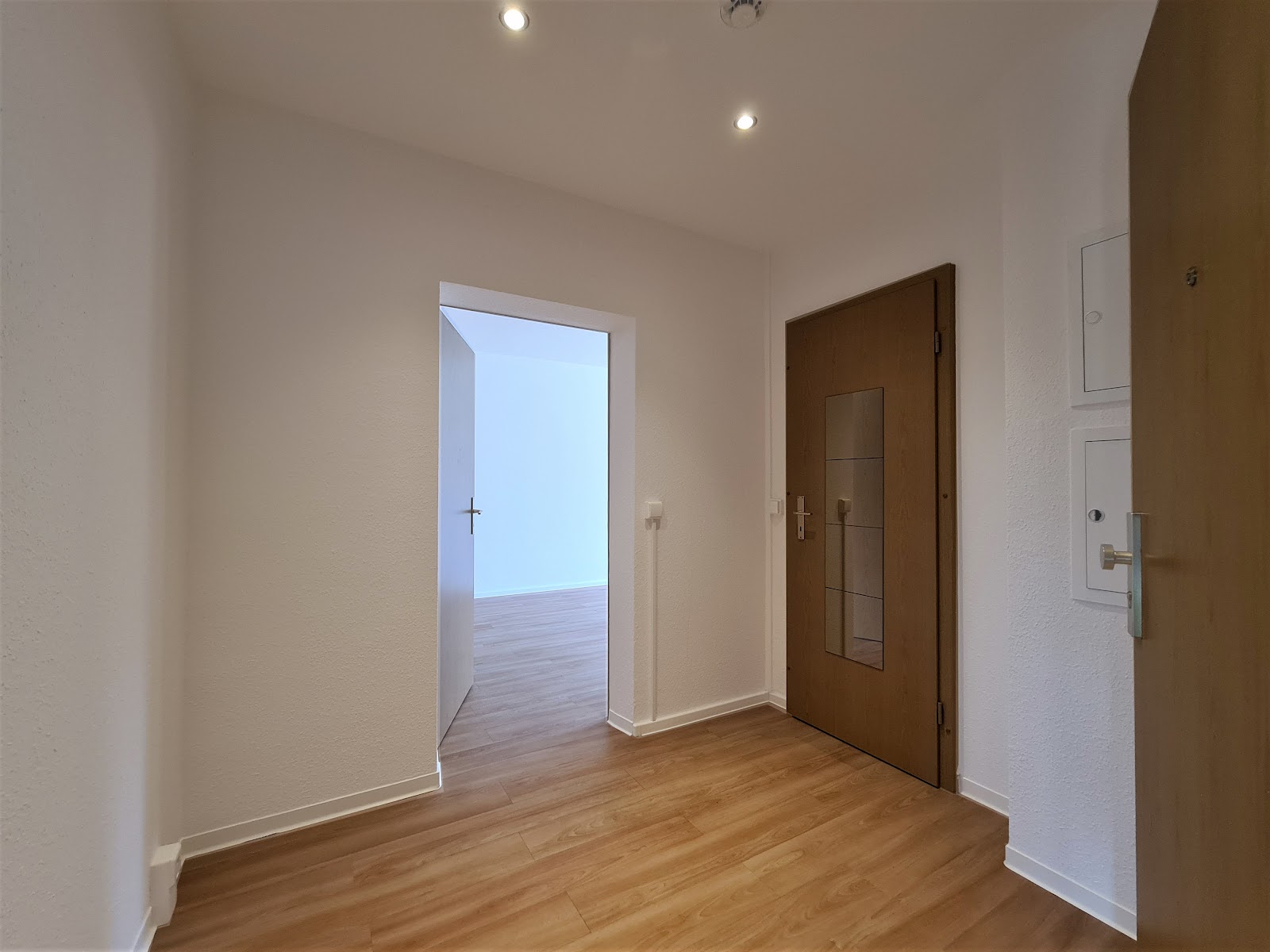 Komfortabel wohnen: Modernes Duschbad, Balkon und Stellplatz – sofort verfügbar!! – Freiberg – Vorschaubild 7