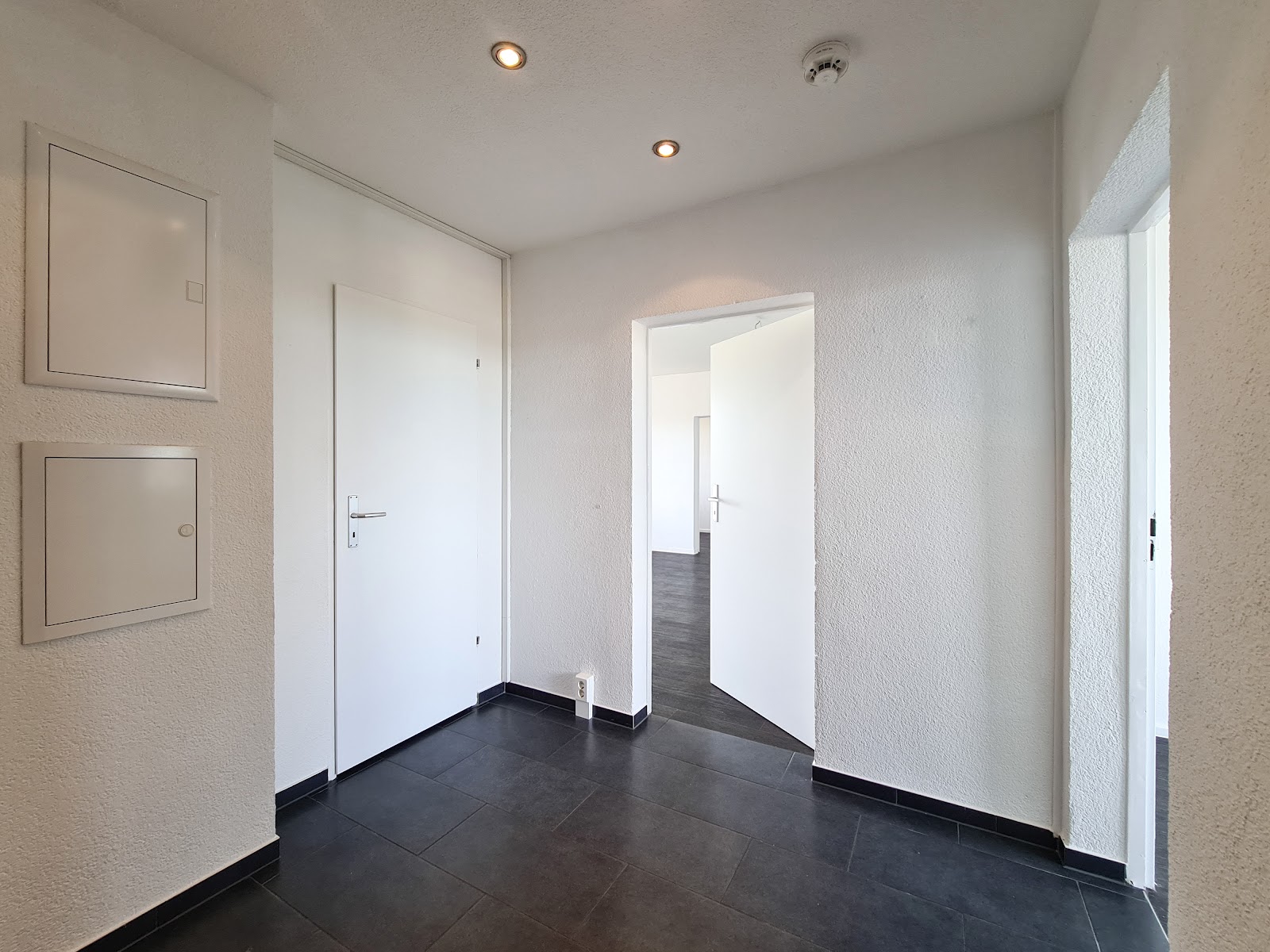 Helle 4 Zimmerwohnung mit großem Balkon und Ausblick – Freiberg – Vorschaubild 4