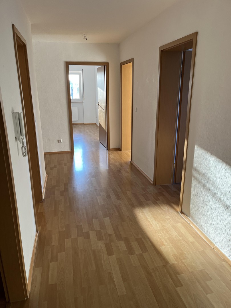 3 Zimmer Wohnung mit Balkon, Fahrstuhl, TG-Stellplatz in Schwetzingen zu vermieten – Schwetzingen – Vorschaubild 3