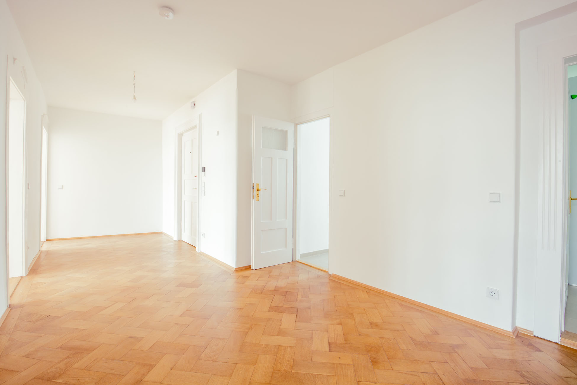 AIGNER - Helles 3 Zimmer Altbaujuwel mit Einbauküche am Hohenzollernplatz – München – Vorschaubild 2