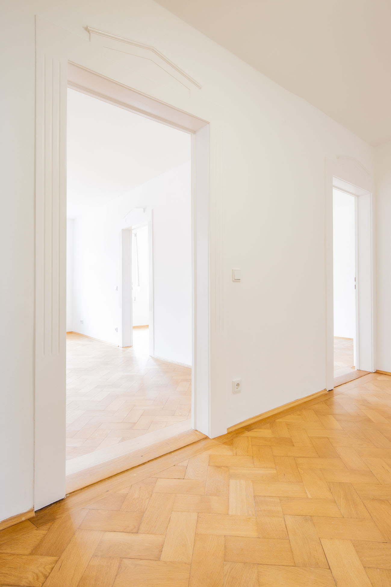 AIGNER - Helles 3 Zimmer Altbaujuwel mit Einbauküche am Hohenzollernplatz – München – Vorschaubild 3