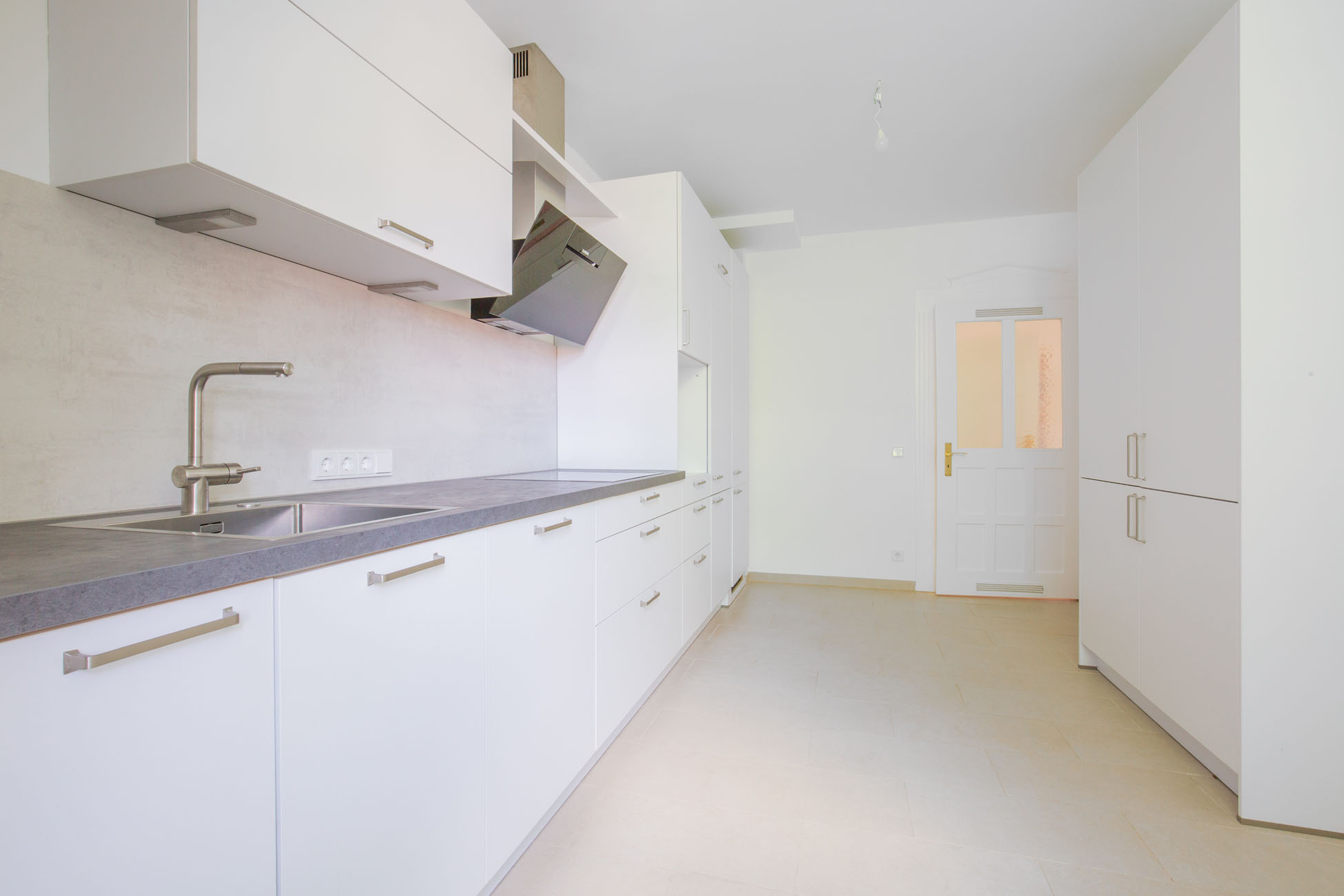AIGNER - Helles 3 Zimmer Altbaujuwel mit Einbauküche am Hohenzollernplatz – München – Vorschaubild 5