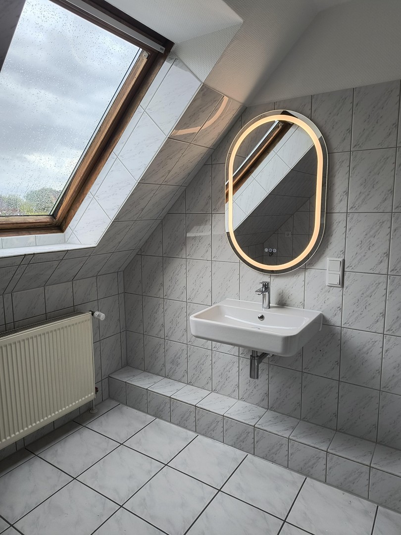 **Willkommen Zuhause** Lichtdurchflutete 2-Zi Dachgeschoß-WHG renoviert mit Garten – Mittelangeln – Vorschaubild 3