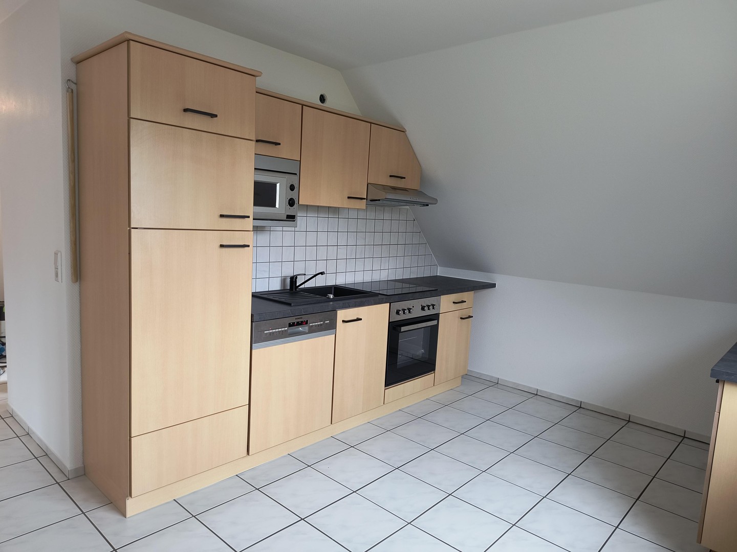 **Willkommen Zuhause** Lichtdurchflutete 2-Zi Dachgeschoß-WHG renoviert mit Garten – Mittelangeln – Vorschaubild 8