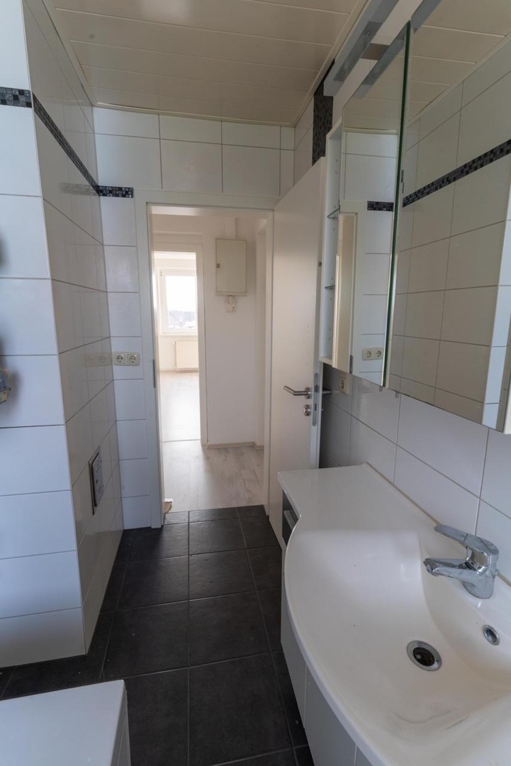 gepflegte 3-Zimmerwohnung mit Balkon, EBK und Stellplatz in Nienburg (Saale) – Nienburg (Saale) – Vorschaubild 12