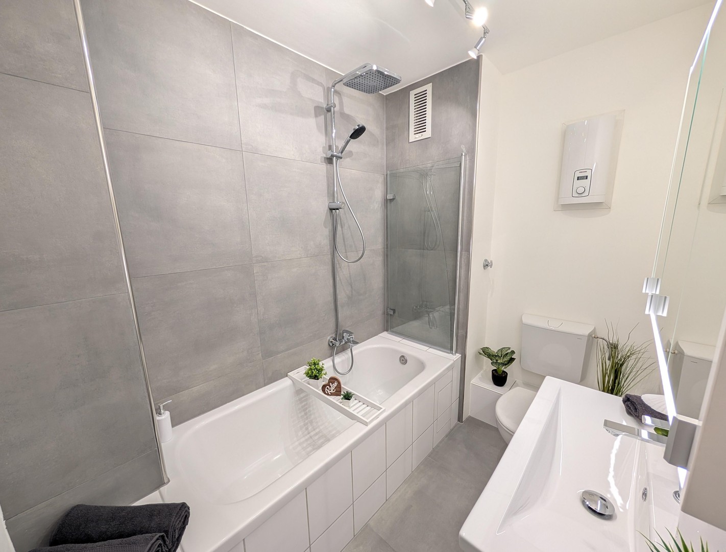 Schmuckstück mit Weitblick zur Pfalz - Helle, komplett renovierte 3 Zimmerwohnung | PROVISIONSFREI – Ludwigshafen Oggersheim – Vorschaubild 8
