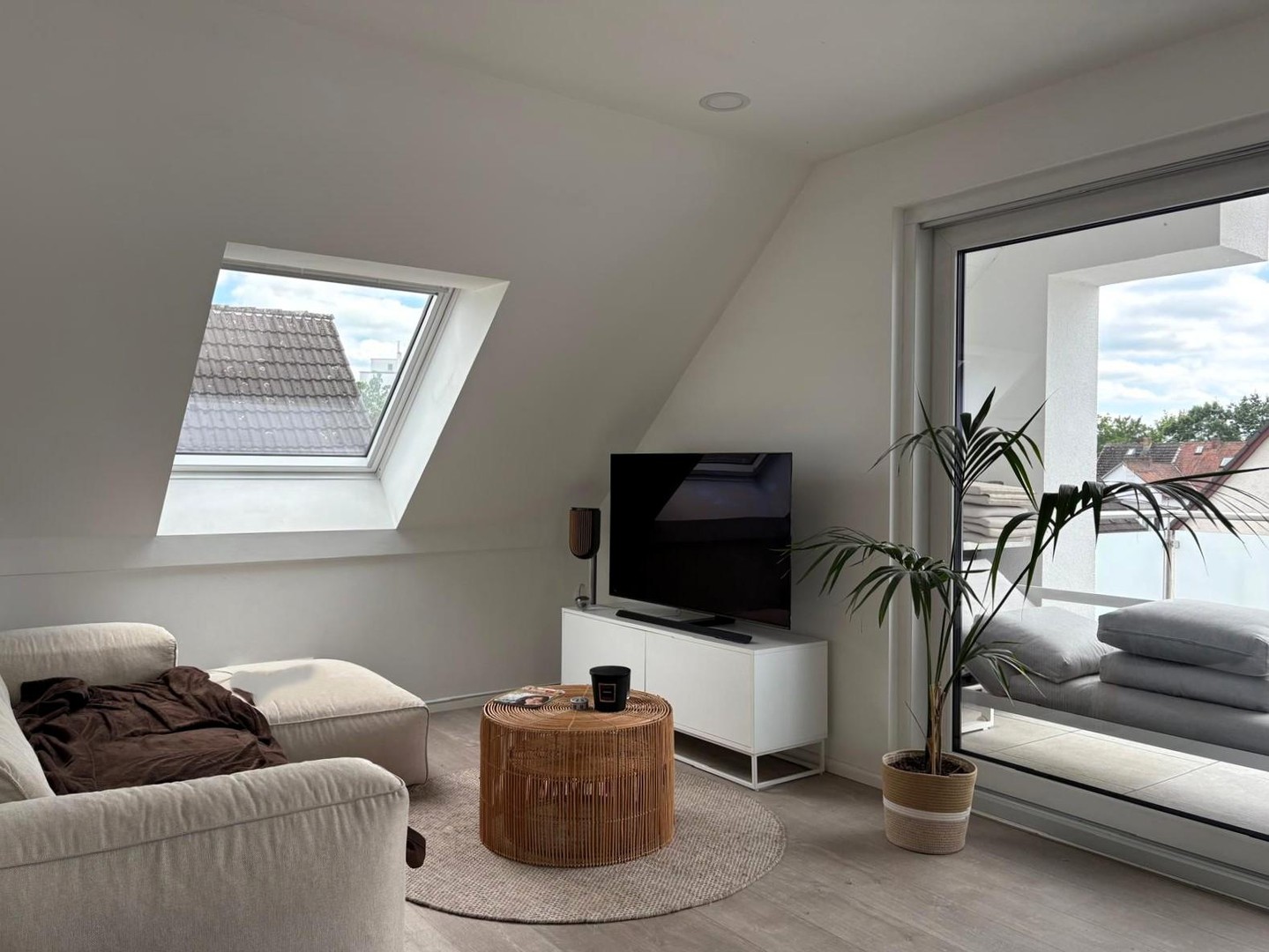 Moderne 4-Zimmer-Dachgeschosswohnung mit Loggia, TG-Stellplatz & Wallbox – Energieklasse A+ – Dietzenbach – Vorschaubild 2