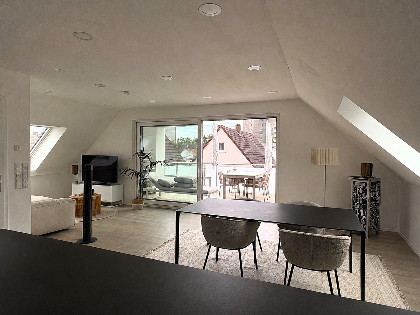 Moderne 4-Zimmer-Dachgeschosswohnung mit Loggia, TG-Stellplatz & Wallbox – Energieklasse A+ – Dietzenbach – Vorschaubild 3
