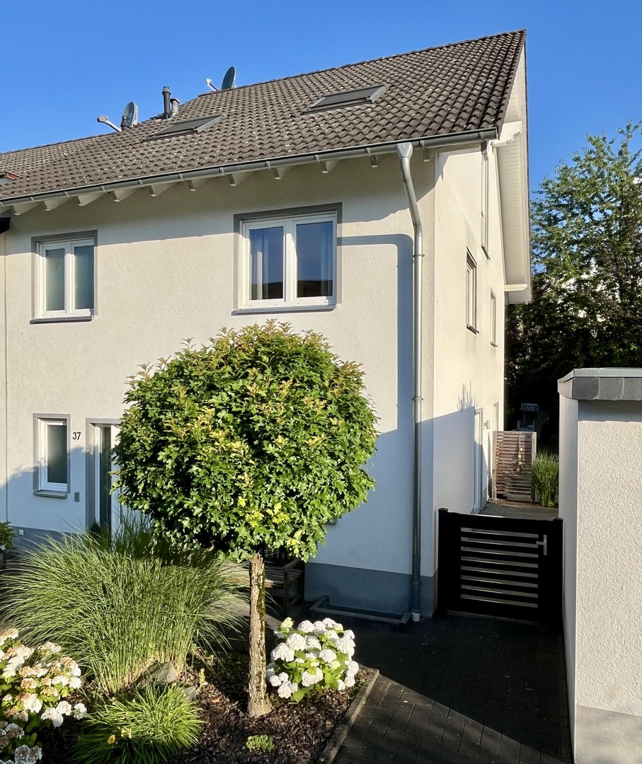 Einziehen & wohlfühlen – großzügige Doppelhaushälfte mit wunderschönem Garten in Hennef – Hennef – Vorschaubild 2