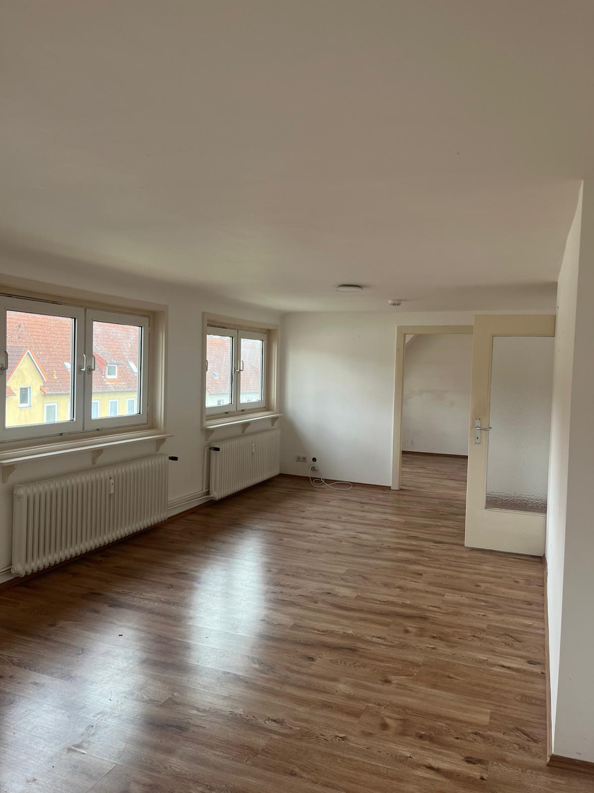 Große modernisierte 2-Zimmer-Dachgeschosswohnung in zentraler Lage – Salzgitter – Bild 1 von 7