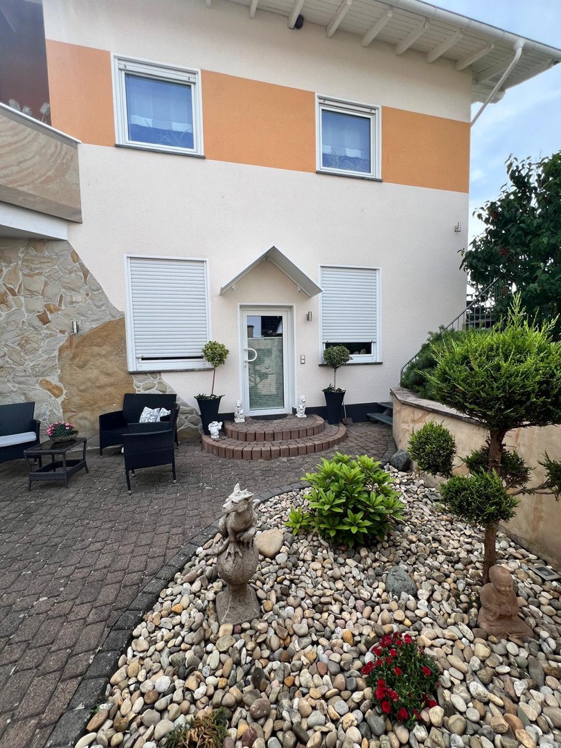 Mehrgenerationenhaus mit zwei Wohneinheiten, Garten und Pool – Mainhausen – Bild 1 von 29