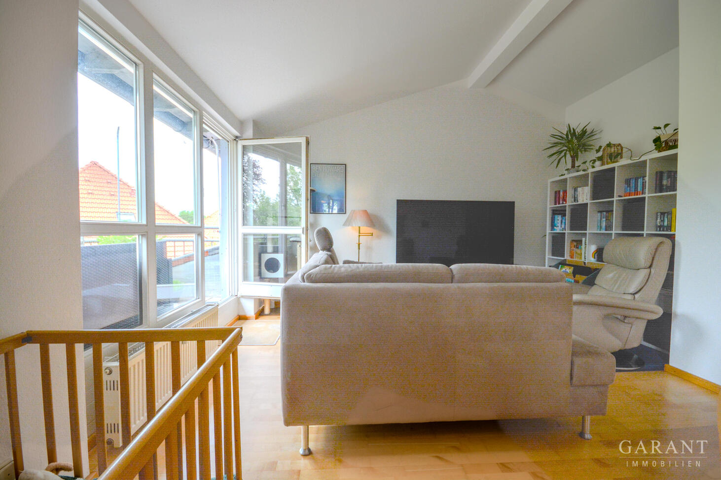Charmante 3 Zimmer-Dachgeschosswohnung mit zwei Balkonen in ruhiger Bestlage von München-Bogenhausen – München – Vorschaubild 2