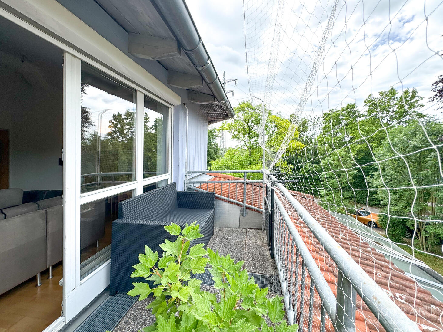Charmante 3 Zimmer-Dachgeschosswohnung mit zwei Balkonen in ruhiger Bestlage von München-Bogenhausen – München – Vorschaubild 3
