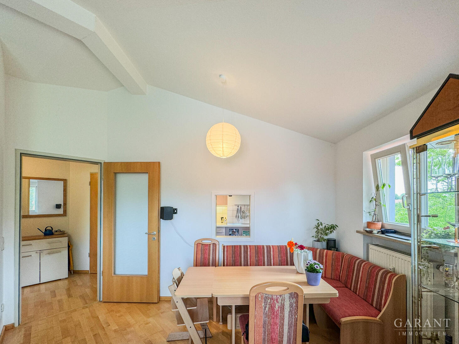 Charmante 3 Zimmer-Dachgeschosswohnung mit zwei Balkonen in ruhiger Bestlage von München-Bogenhausen – München – Vorschaubild 4