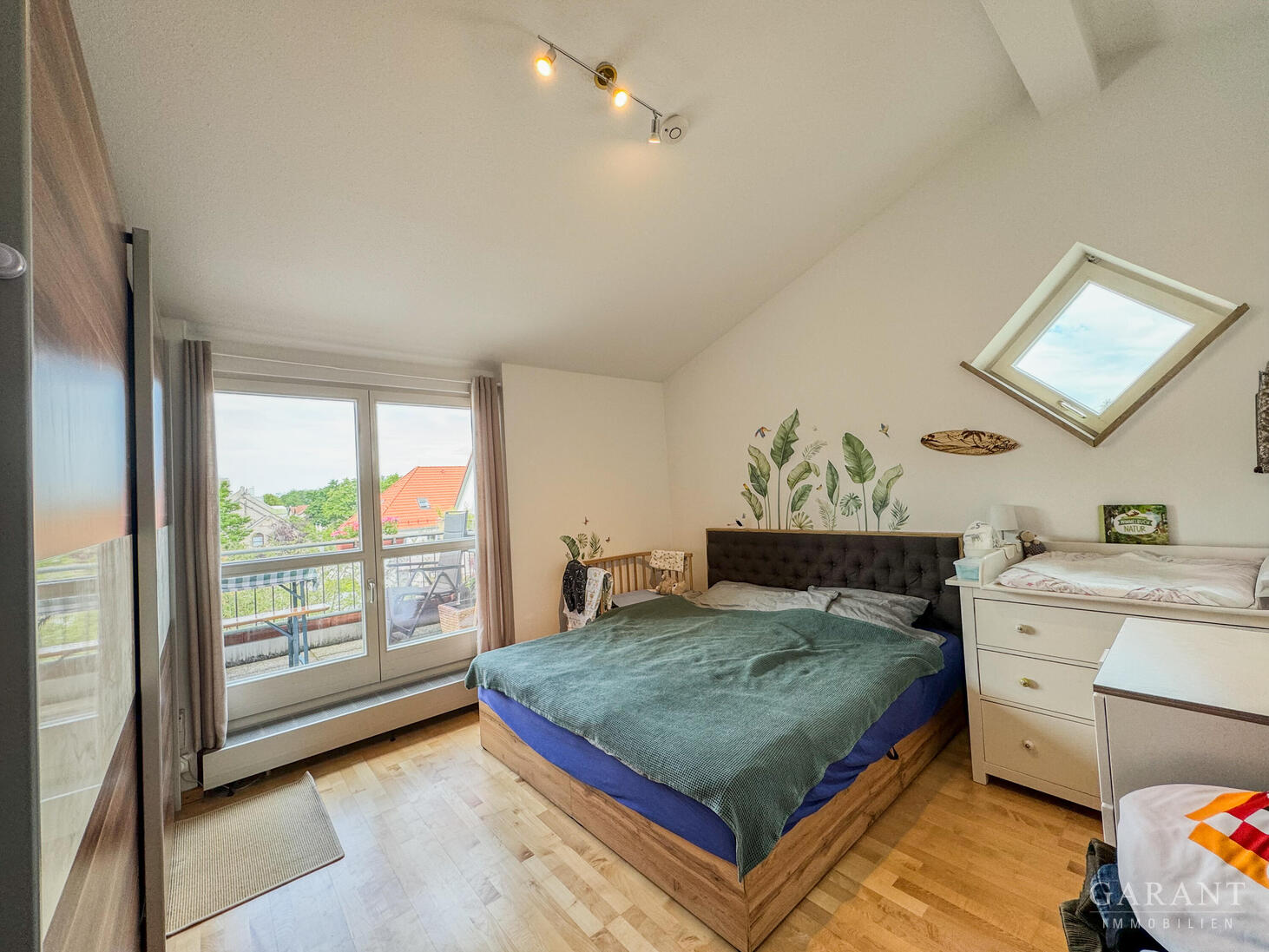 Charmante 3 Zimmer-Dachgeschosswohnung mit zwei Balkonen in ruhiger Bestlage von München-Bogenhausen – München – Vorschaubild 8