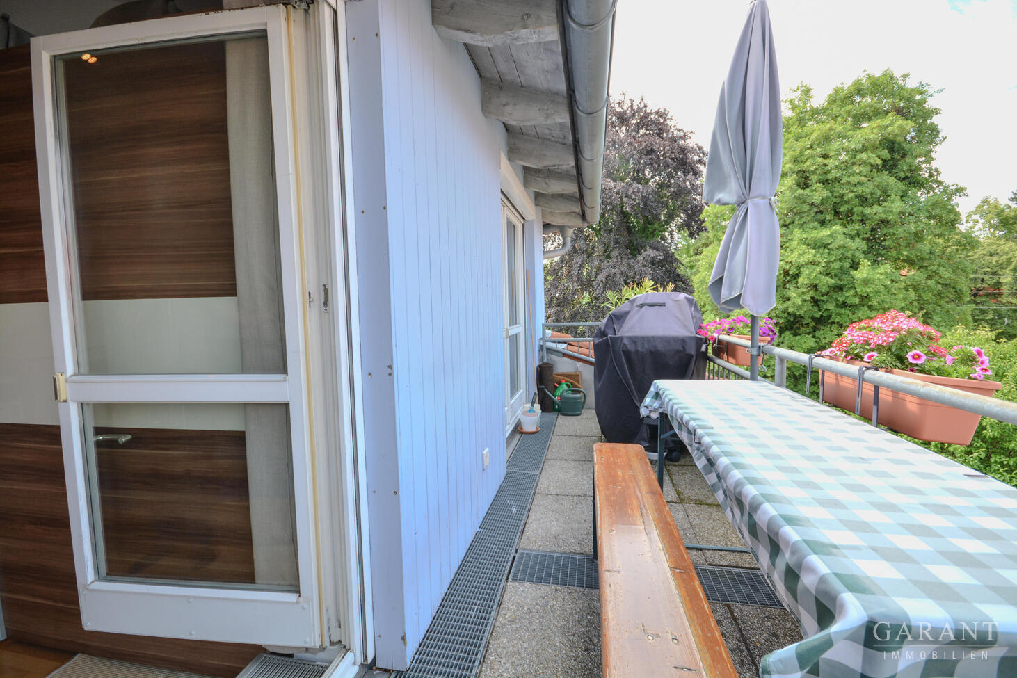 Charmante 3 Zimmer-Dachgeschosswohnung mit zwei Balkonen in ruhiger Bestlage von München-Bogenhausen – München – Vorschaubild 9