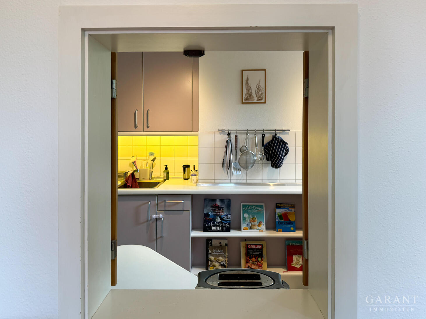 Charmante 3 Zimmer-Dachgeschosswohnung mit zwei Balkonen in ruhiger Bestlage von München-Bogenhausen – München – Vorschaubild 10