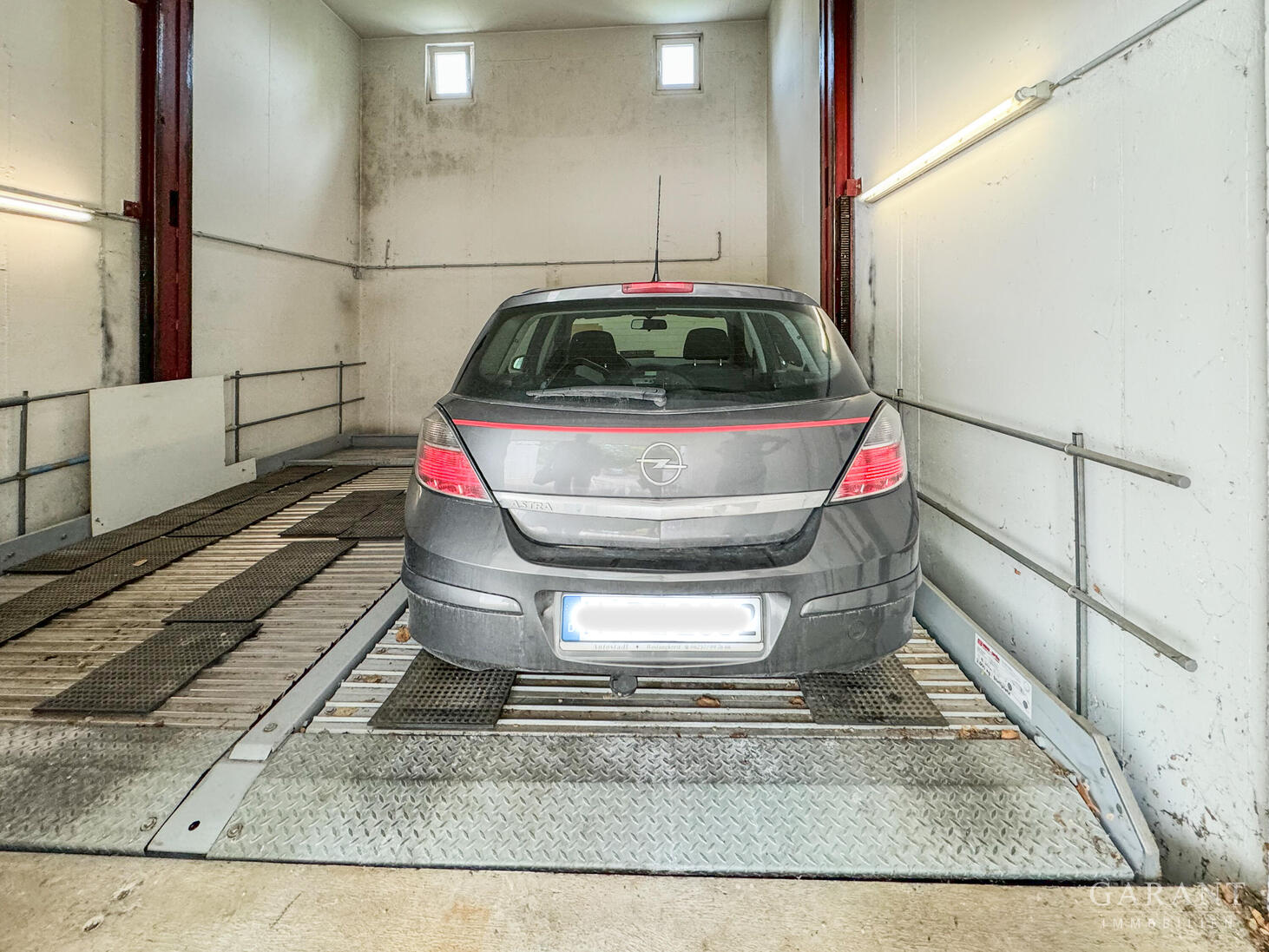 Charmante 3 Zimmer-Dachgeschosswohnung mit zwei Balkonen in ruhiger Bestlage von München-Bogenhausen – München – Vorschaubild 11