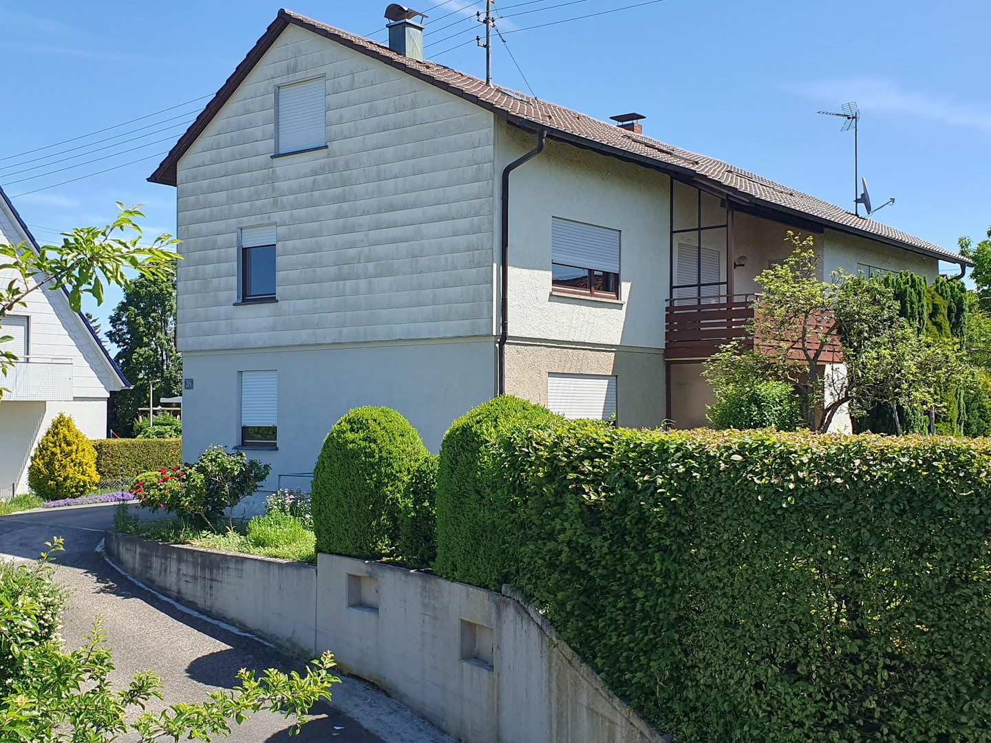 Großzügiges Zweifamilienhaus als Sanierungsobjekt Bj 1955 Erweiterung 1974 -provisionsfrei