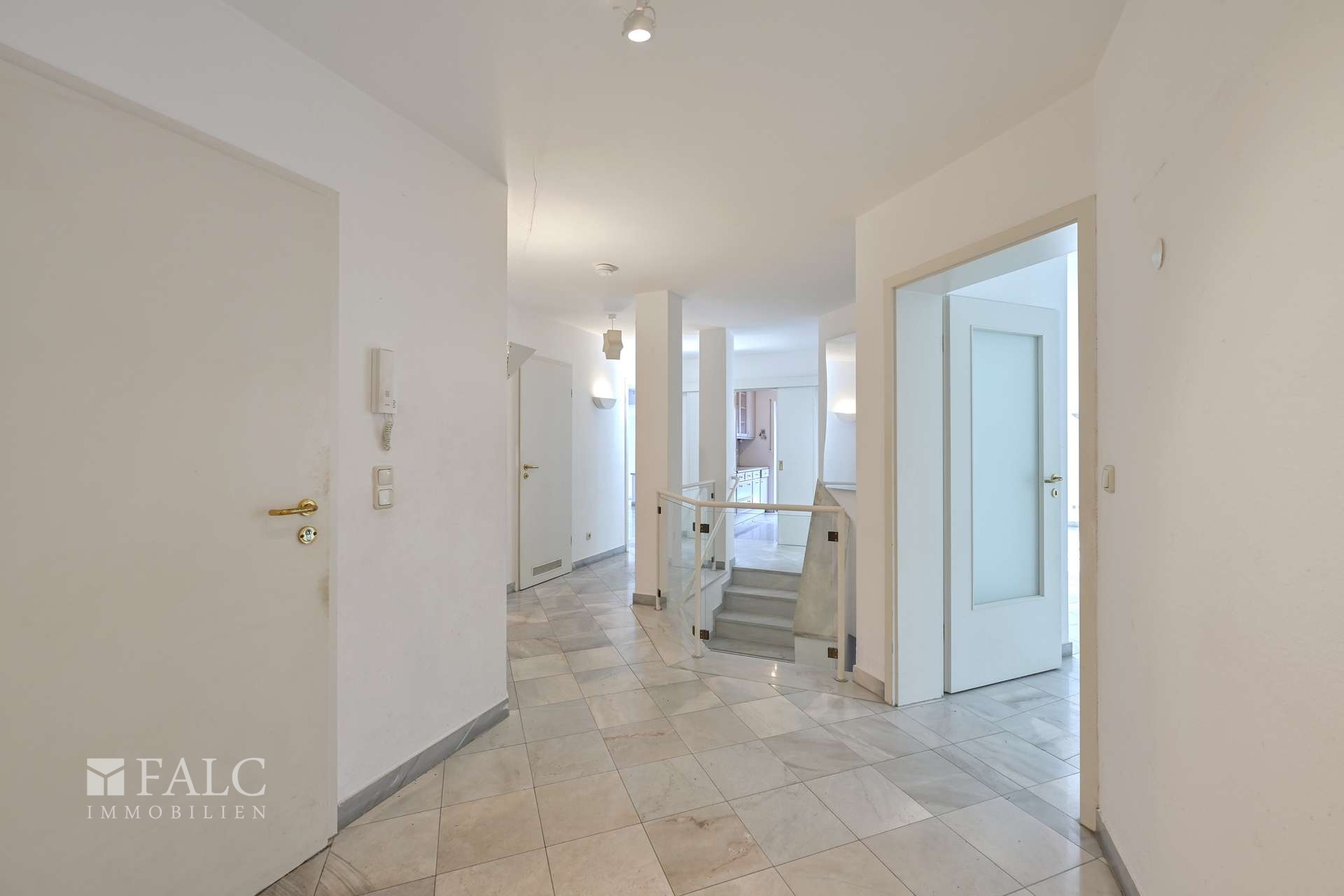 Gartenrefugium in Harlaching – Großzügige Maisonette-Wohnung mit drei Terrassen – München – Vorschaubild 2