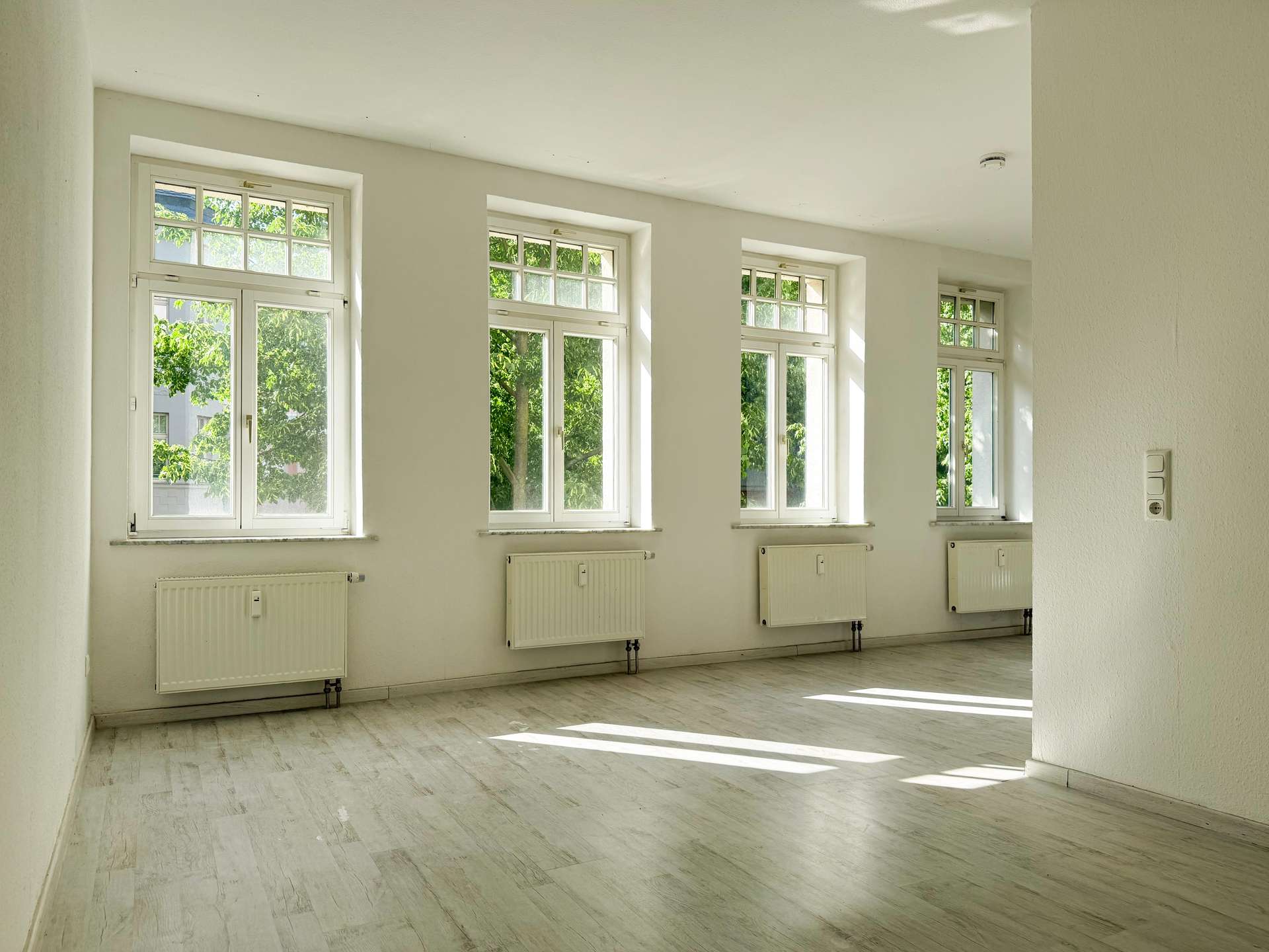 Bezugsfrei nahe Clara-Park: 1-Zimmer-Apartment mit EBK und Aufzug in ruhiger, grüner Lage – Leipzig – Vorschaubild 7