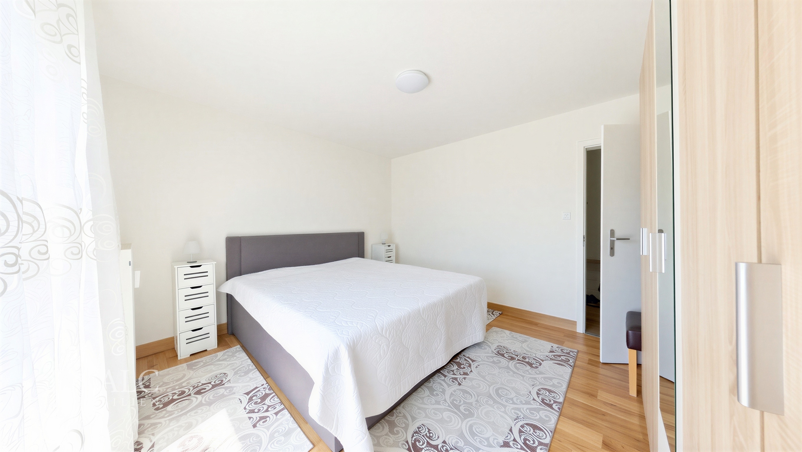 Großer Sonnenbalkon über den Straßen der Stadt – Pforzheim – Vorschaubild 2