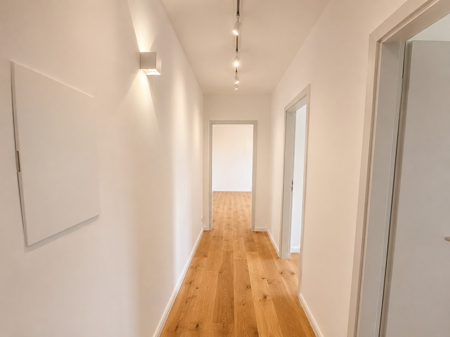 Bezugsfrei und mit Klimaanlage: Sanierte 2-Zimmer-Wohnung mit Balkon in der Maxvorstadt – München – Vorschaubild 2